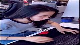 我的同事真的好欠啊！