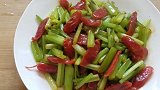 芹菜炒腊肠的做法美味就是这么简单，好吃又好看！