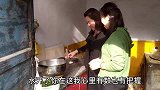 姐妹俩在家做美食，出锅先让奶奶尝尝鲜，馋的婆婆大口吃哩香