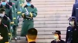 现实版花与剑的交汇，女警与兵哥哥意外同框