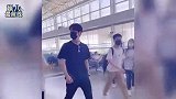 许凯被女粉丝误送登机牌身份证，追上去要回被调侃：你套路挺深啊