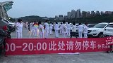 安康广场舞大妈拉横幅占领停车场？结果：双方和解，大妈赢