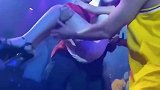 爆笑：大哥家里刚拆迁就来酒吧玩，看到这一幕我真的羡慕了