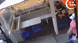 监控曝光！纽约亚裔女子遭黑人男子重击，瞬间捂脸跌倒失去意识！