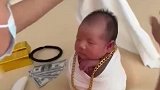 新生儿装扮成沙特王子拍照