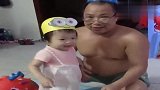 为了让小孙女开心，爷爷也是拼了，眼前一幕，真不愧是隔辈亲！