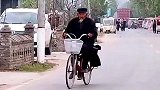 百岁父亲骑自行车带着礼物看望80岁闺女！80岁还有爸爸疼