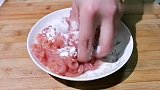 不管炒什么肉，千万别直接下锅，我来教你正确做法，肉不柴也不腥