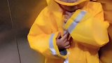 小男孩穿雨衣的样子，真可爱啊
