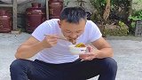 不愧是当过军犬的狗，看见主人开饭了，叼着饭盆就来了