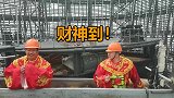 “上海之巅”别样迎财神：擦窗工人扮财神从天而降与游客互动