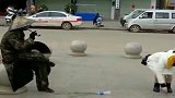姑娘真是个杠精，为了验证公园铜人是真是假，绝招都使出来了
