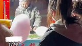 一位大叔街头卖棉花糖，生意再好都能结个茧了