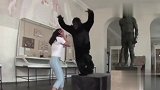 国外恶搞博物馆大猩猩标本复活，真是搞笑哦