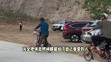 撒贝宁夫妇带儿女骑行，李白皮肤白到发光，5岁龙凤胎正脸罕曝光