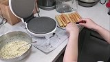 自己在家用电饼铛就可以做蛋卷，效果不错吧