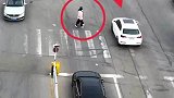 行人过马路，白色小轿车是否应该停车礼让行人，驾驶本怎么来的？