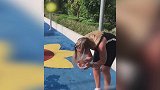 足球大骗局之头球恶搞 抠脚哥惨遭开瓢丰满美女一脸污秽
