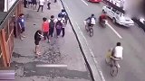 学生放学回家，突然纷纷停下脚步，监控拍下了惊心一幕！