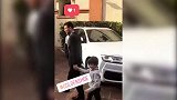 爸爸得奖我开心！蒂总牵着爸爸手 蹦蹦跳跳往家走
