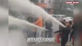 新郎遭婚闹衣裤被扒绑在树干上，还被多人用灭火器喷射