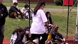 大学运动会开展自行车比谁骑得慢比赛