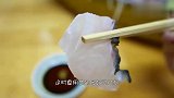 日本料理最残忍一道菜,生割鱼肉扔回水缸,观赏鱼头骨架游泳