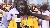 最敬业“黑脸”！女记者出镜被抹草灰全脸只剩牙是白的