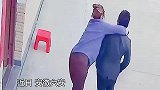 媳妇撒娇求背背，丈夫背不动