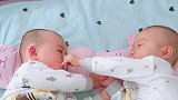 双胞胎宝宝都太喜欢对方了，一有时间，两个人就腻歪在一起！