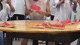 吃西瓜大比拼，真是人形推土机啊
