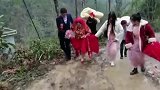 新娘：别人结婚走红地毯，我走烂泥路，每一步都让人难忘