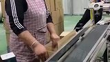 大姐每天的工作就是把纸巾打包，这活我也能干