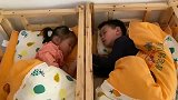 幼儿园里两个小朋友这样午休，放学后怎么给你爸妈解释？