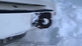 冰雪山路，陆巡让行对向车辆滑下路基，我正好路过