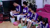 家里双龙双凤四个孩子太多了，洗个脚盆都不够用的，爸爸委屈了