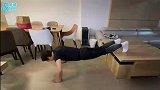 75岁黄百鸣晒健身视频，肌肉线条明显，做高难度俯卧撑大气不喘