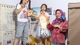 童年妹妹2：大婶为哄傻妞开心，特意买了风铃和零食，真让人感动