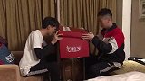 秦霄贤杨九郎拆礼物，秦霄贤戴热水袋项链秒变“暖男”！