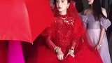 美女穿着大红婚纱出嫁，阳光照射一瞬秒变灿烂金，你可以永远相信中国红