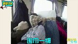 火车上的各种奇葩睡姿！真是给个支点就能睡着