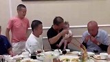 爷爷在外多威风凛凛，面对宝宝也都束手无策