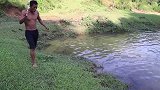 林场夫妇河边设陷阱抓鱼，连挖3个陷阱，看看能抓到鱼吗？