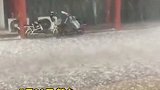 5月20日，新乡突降冰雹，密集如雨。街上瞬间变冰河！气象部门提醒：极端天气，注意防护。
