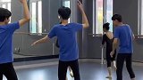 高一跳民族舞像在打太极，看到老师拍视频又手足无措了