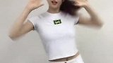 一身白色的小姐姐，居然还能跳这样的舞蹈，网友你老公同意了吗