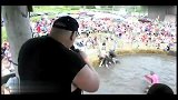 旅游-150318-美国超奇葩人猪摔跤大赛