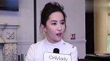 刘亦菲与工作人员合照!素颜清纯甜美气质佳!神仙姐姐太美了!