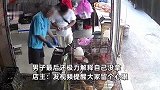 男子买鸡找零耍心眼被识破，店主当场连扇男子4耳光：叫你作怪！