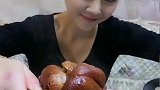 烂糊的肘子配洋葱，直接上手抓着吃，妹子这吃法一点没毛病